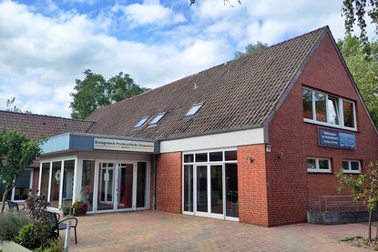 Pastor Silas-K Hunneck - Copyright: Silas-Kerem Hunneck Kirchengebäude der ev. freikirchlichen Gemeinde (Baptisten) Kücknitz - Copyright: Silas-Kerem Hunneck