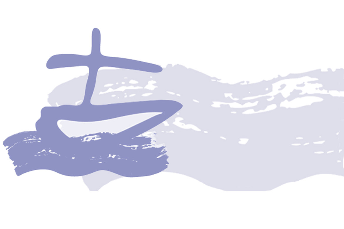 Pinsel-Zeichnung: lilafarbenlinks ein Boot mit Masten, die wie ein Kreuz aussehen. Unter dem Boot in gleicher Farbe befinden sich Wellen. Im Hintergrund lavendelfarben sind ebenfalls Wellen abgebildet