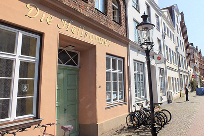 Das Gebäude der Heilsarmee und deren grünen Eingangstür in Lübeck - Copyright: Gert Scharf