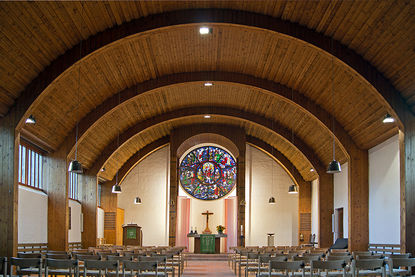 Pastor Björn Maagk - Copyright: Manfred Maronde Raum unter Bretter-Tonnengewölbe, unten Stuhlreihen - Copyright: Manfred Maronde
