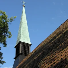 Blick von unten auf den Glockenturm der St.-Thomas-Kirche